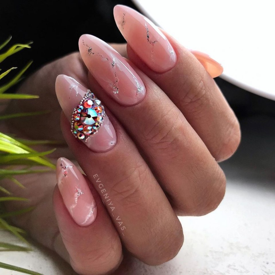 Маникюр красный с белым со стразами