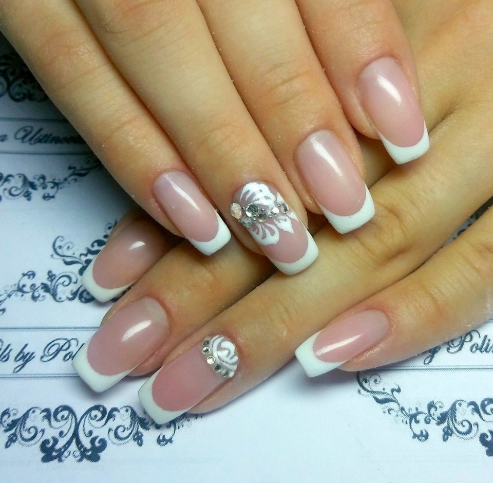 Свадебный маникюр френч со стразами