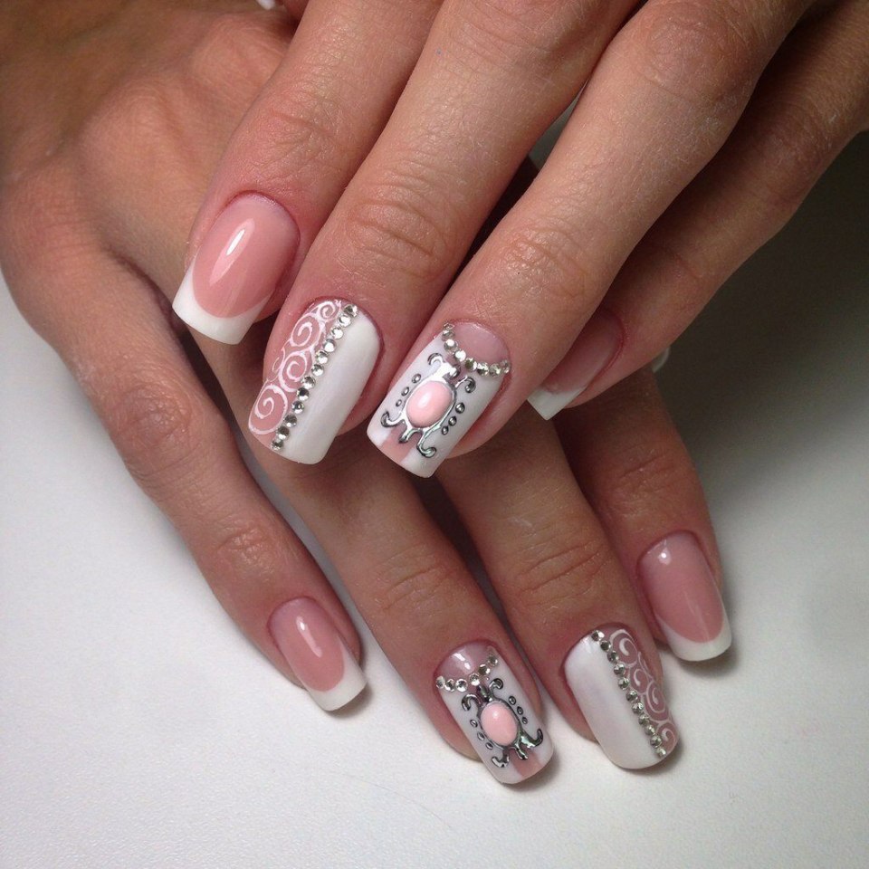 Красивый френч на миндалевидных ногтях