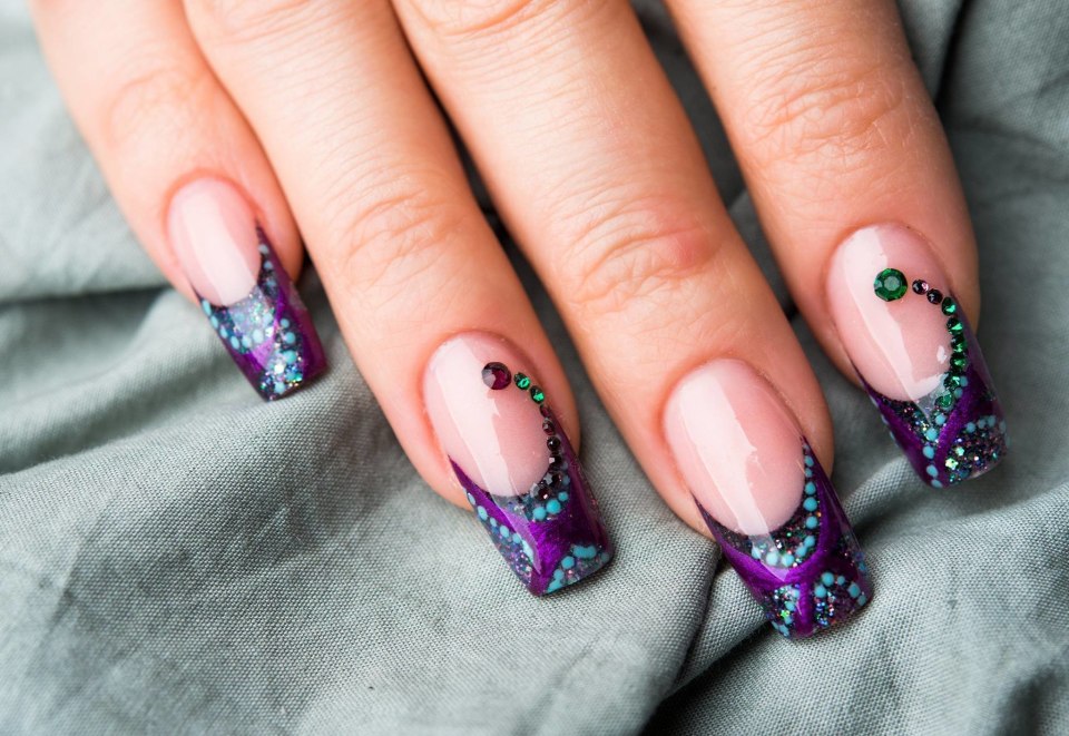 Французский маникюр с цветами и стразами