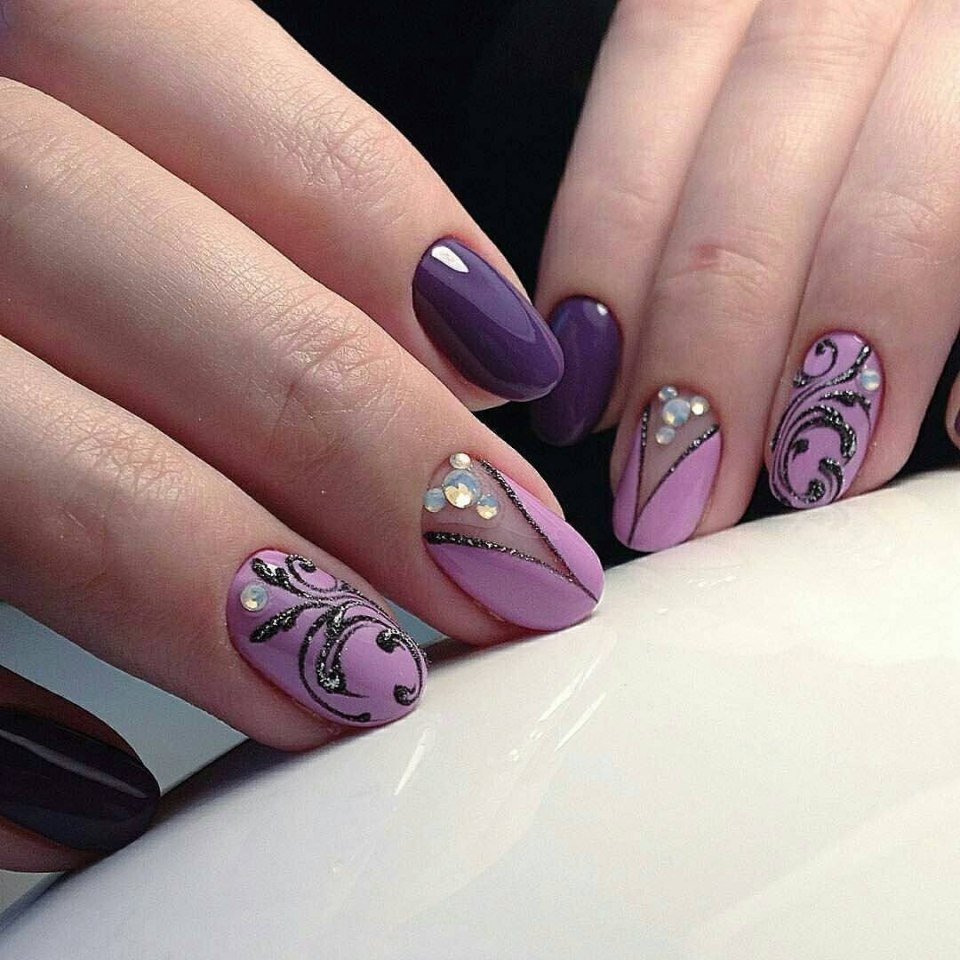 Красивые нарощенные ногти со стразами