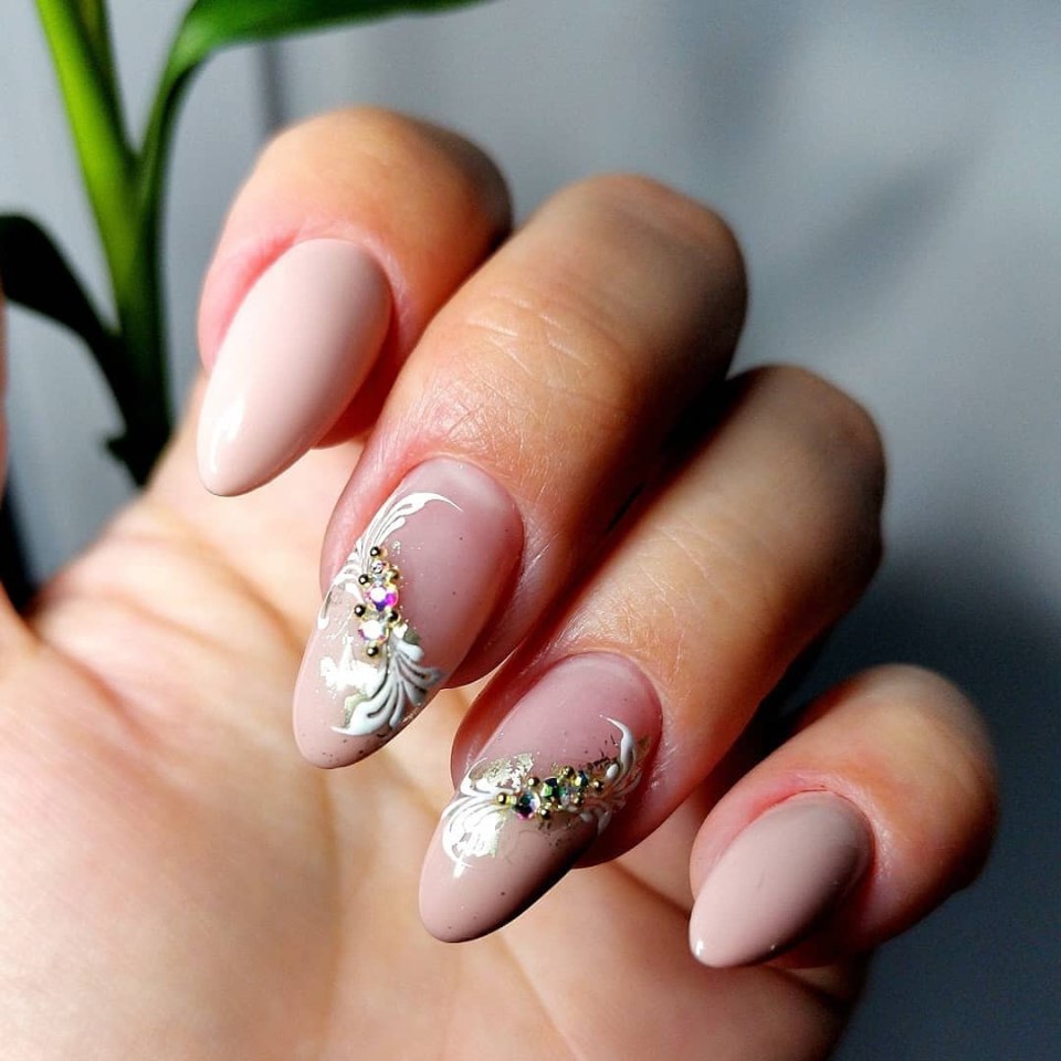Красивые ногти с рисунком и стразами