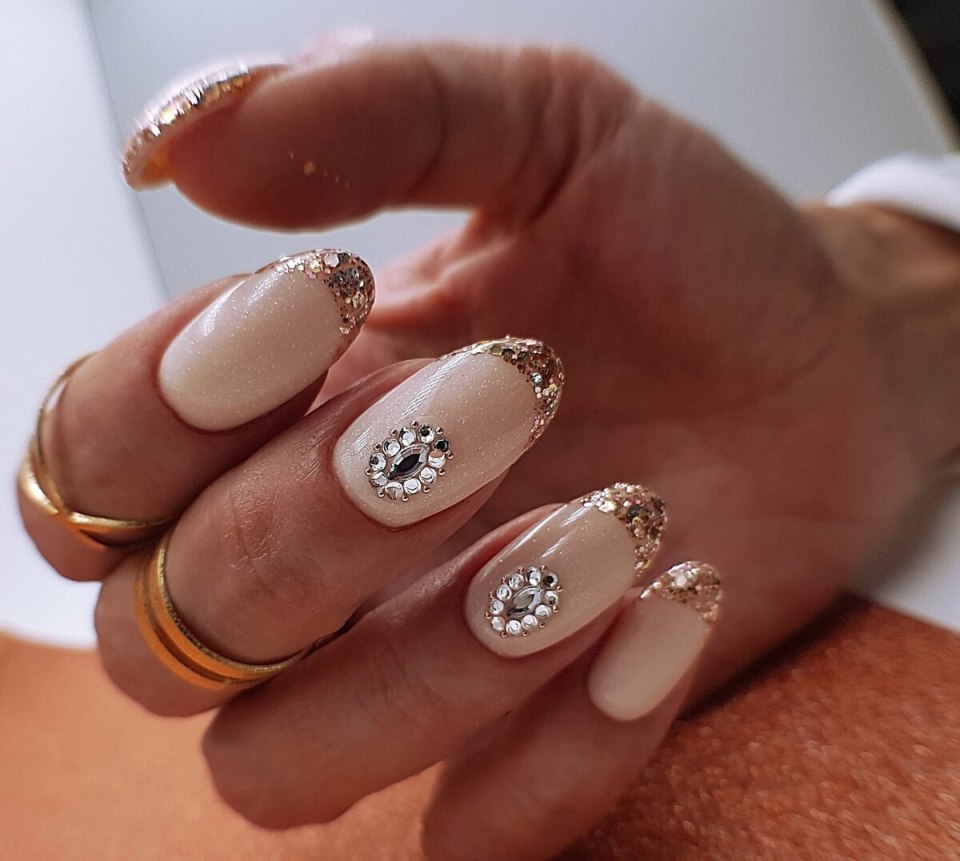 Французский маникюр с декором