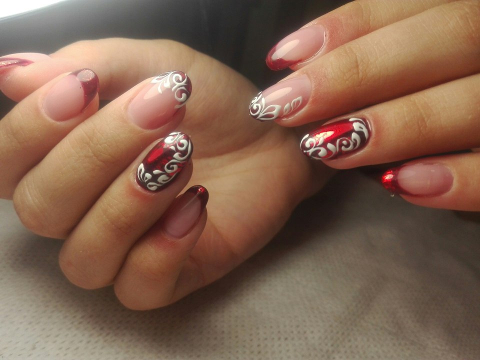 Красный френч на миндальную форму с дизайном