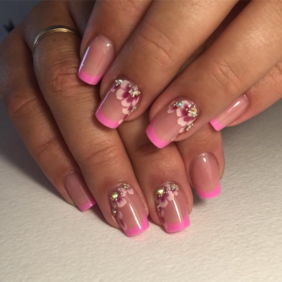 Маникюр френч розовый