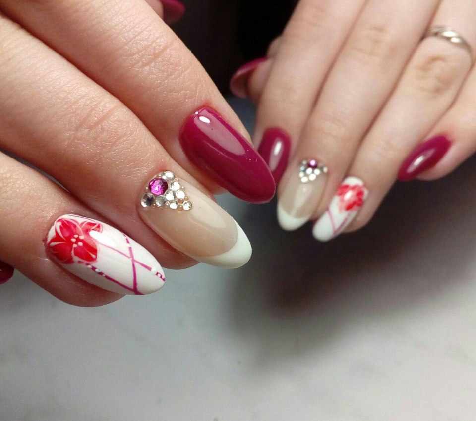 Шеллак французский маникюр со стразами