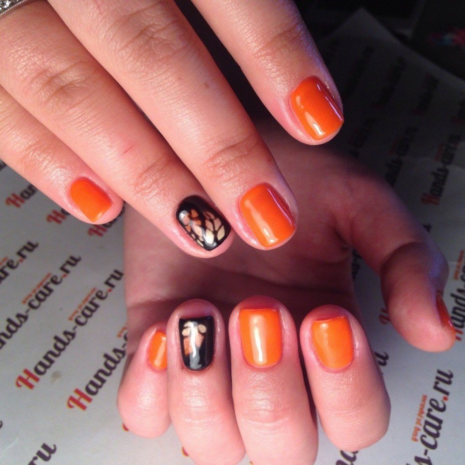 Маникюр на короткие ногти оранжевый с белым
