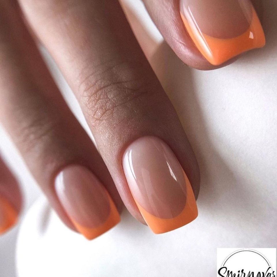 Персиковый маникюр
