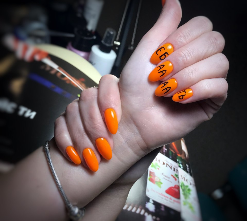 Персиковый маникюр