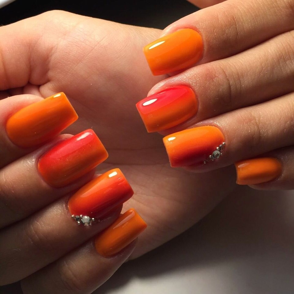 Маникюр коричневый с оранжевым