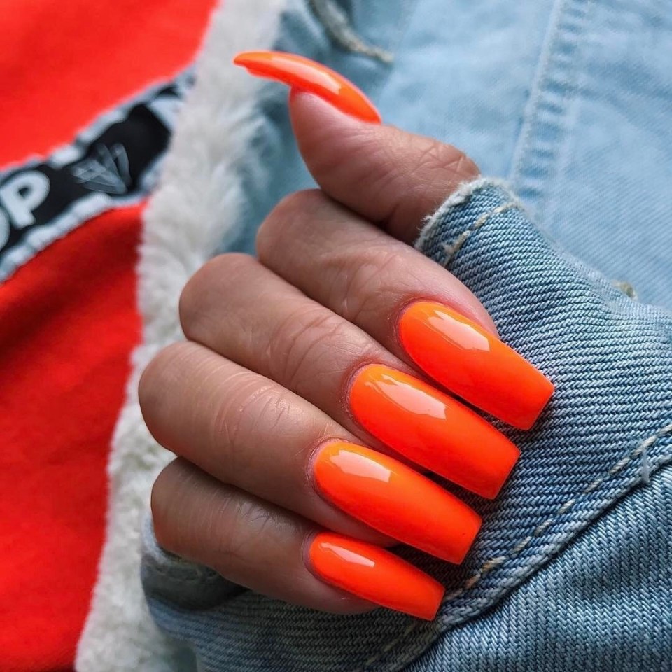 Ногти оранжевые с белым