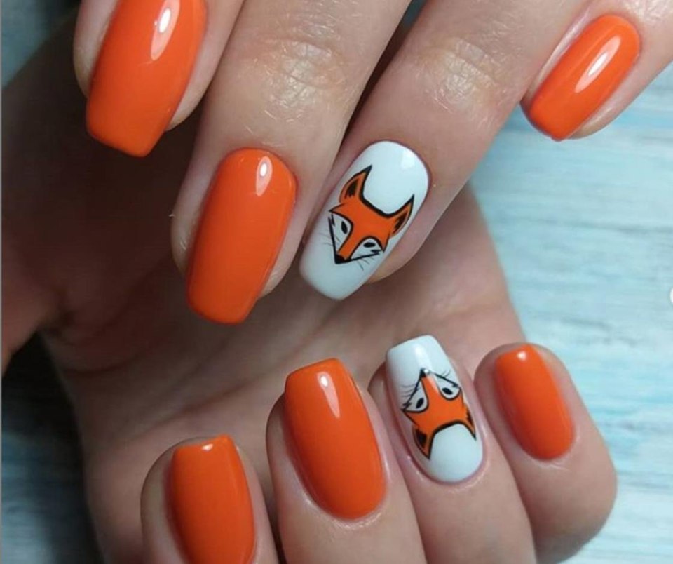 Маникюр молочный с оранжевым