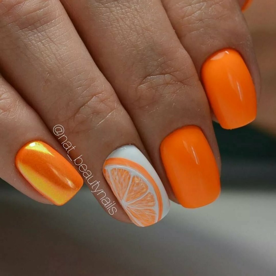 Маникюр молочный с оранжевым