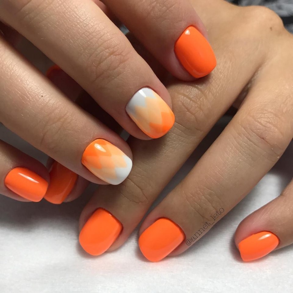 Оранжевый маникюр на короткие