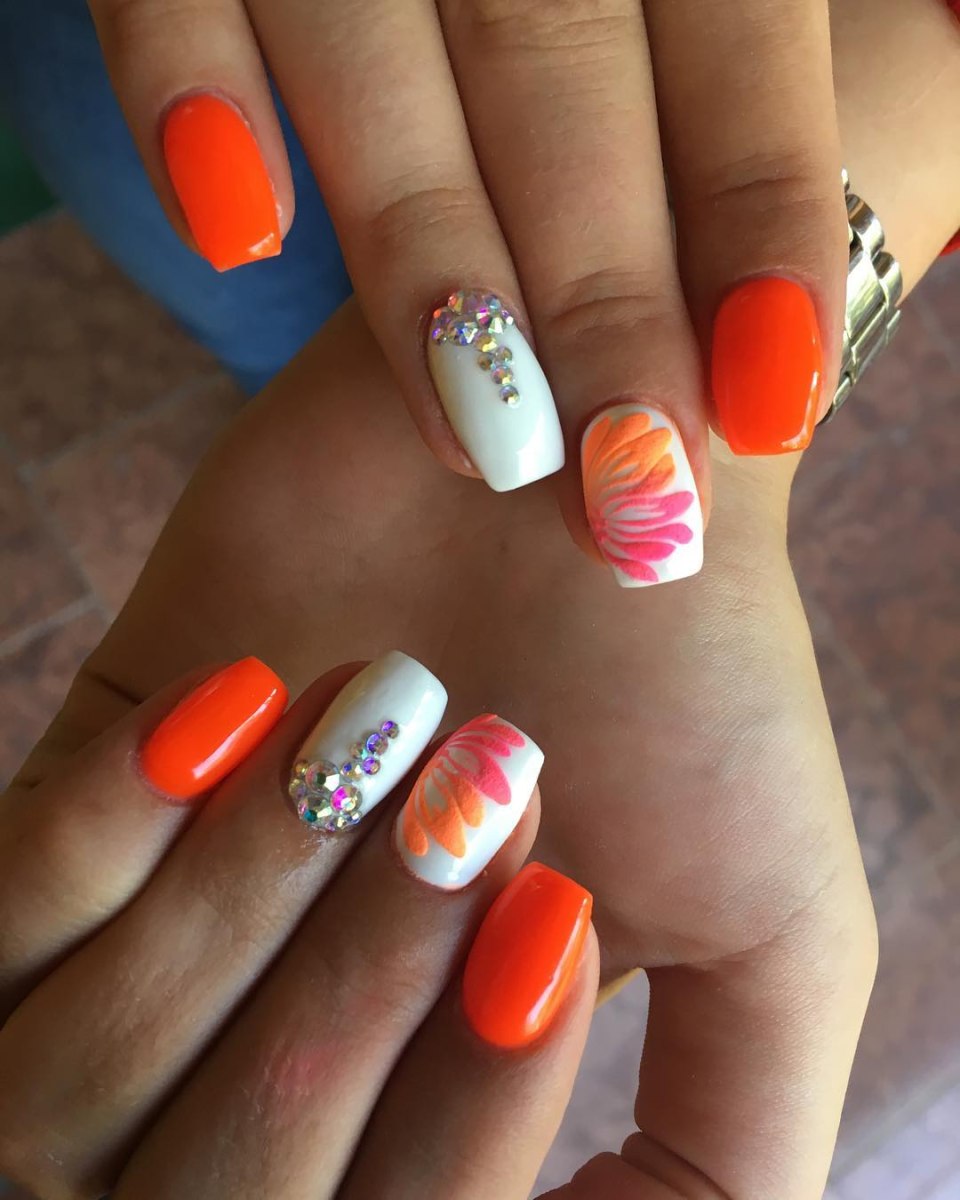 Оранжевый маникюр на короткие