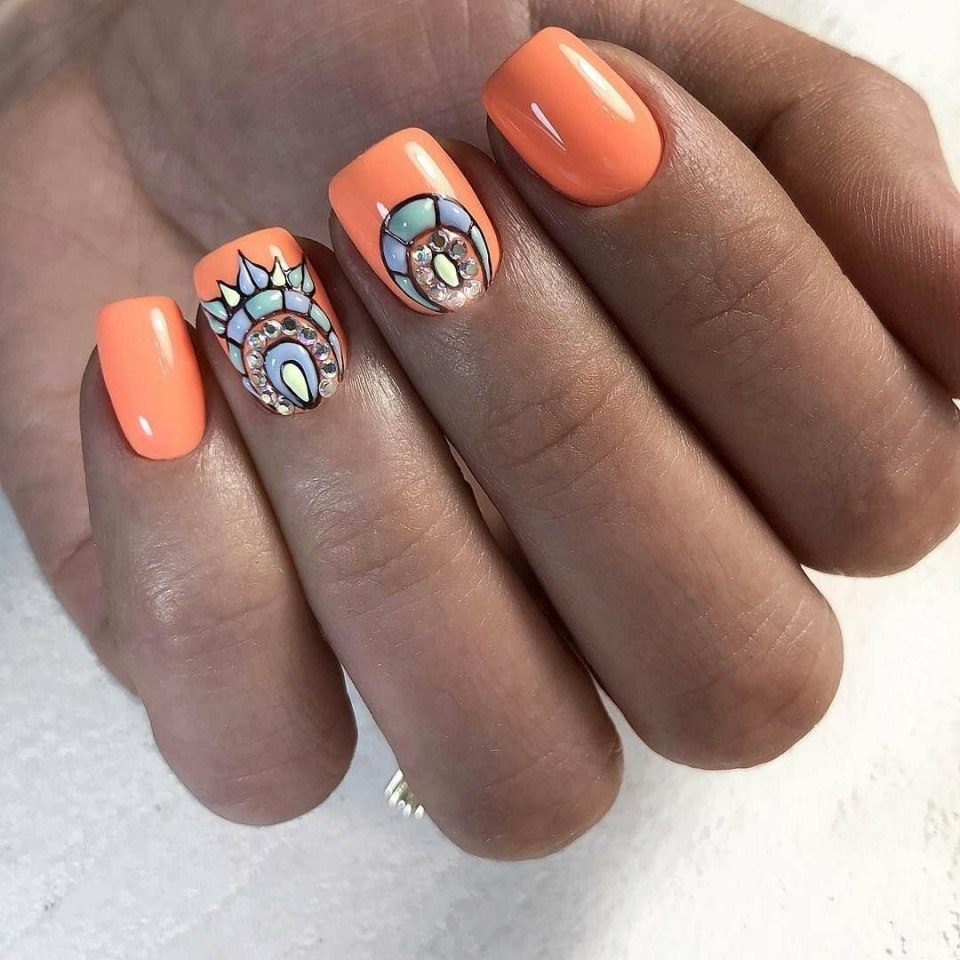 Оранжевый маникюр на короткие ногти