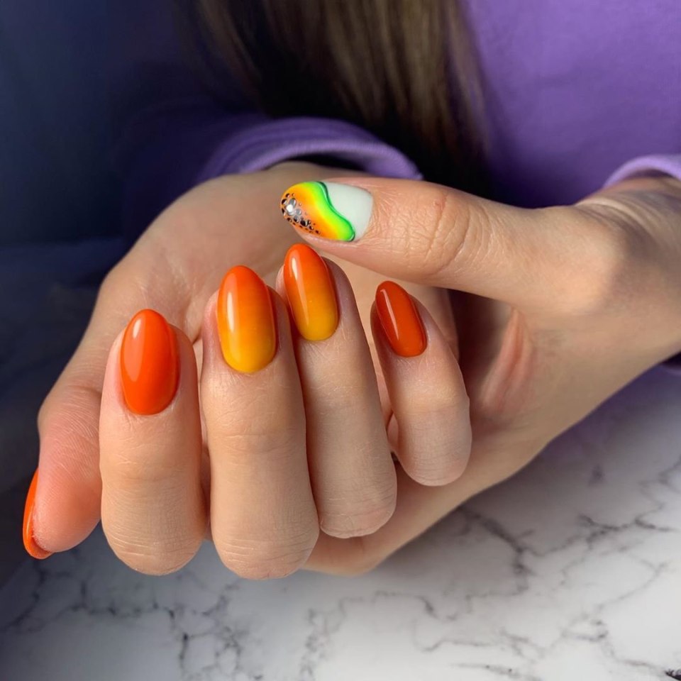 Оранжевые ногти длинные