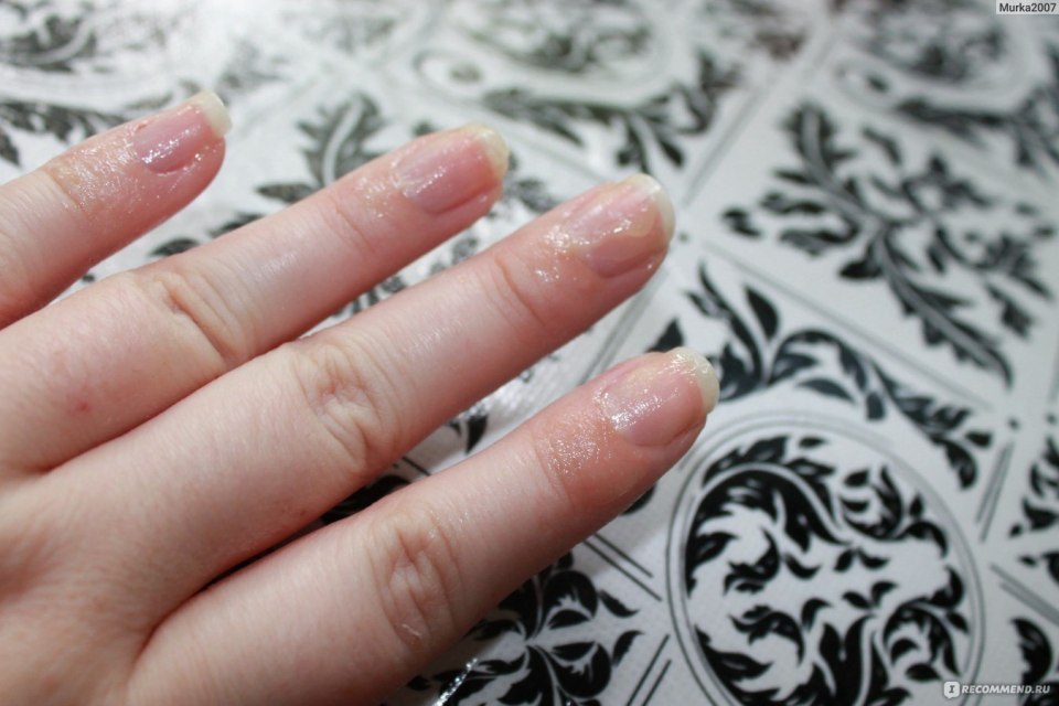 Нюдовый маникюр с красным сердечком