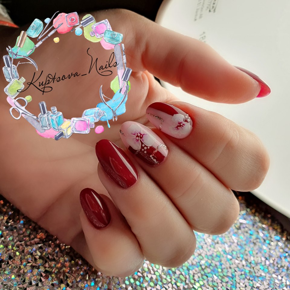 Красный маникюр с наклейками 2021