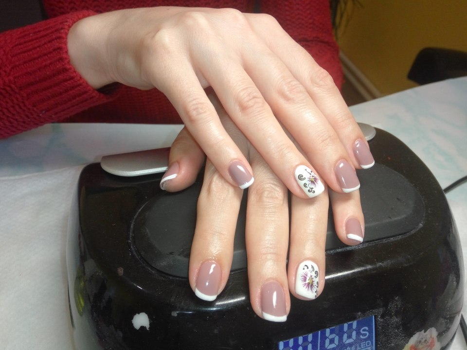 Красный маникюр на короткие ногти