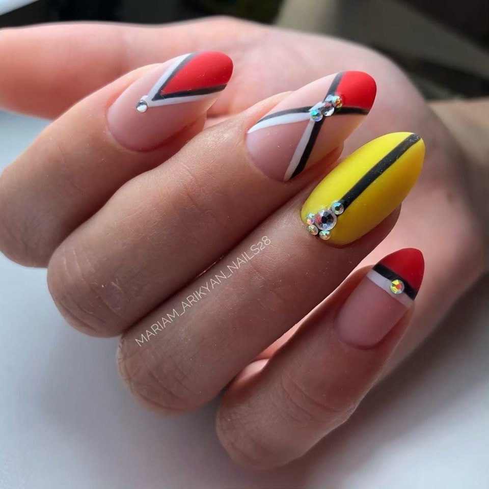 Маникюр нюдовый с красным