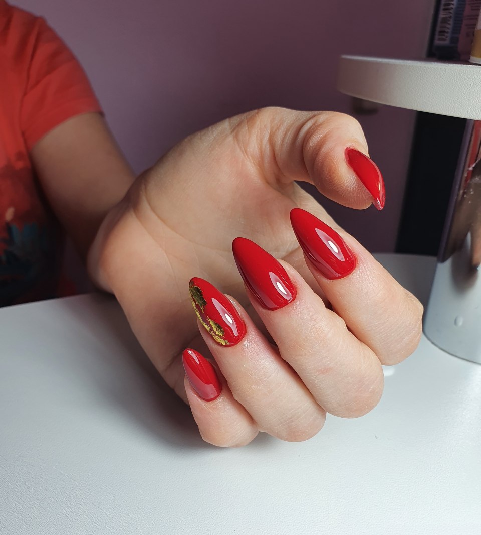 Маникюр в красных тонах однотонный