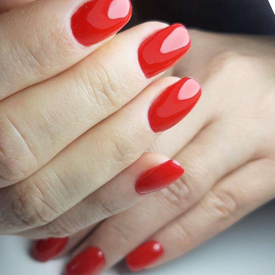 Красный маникюр с лентами