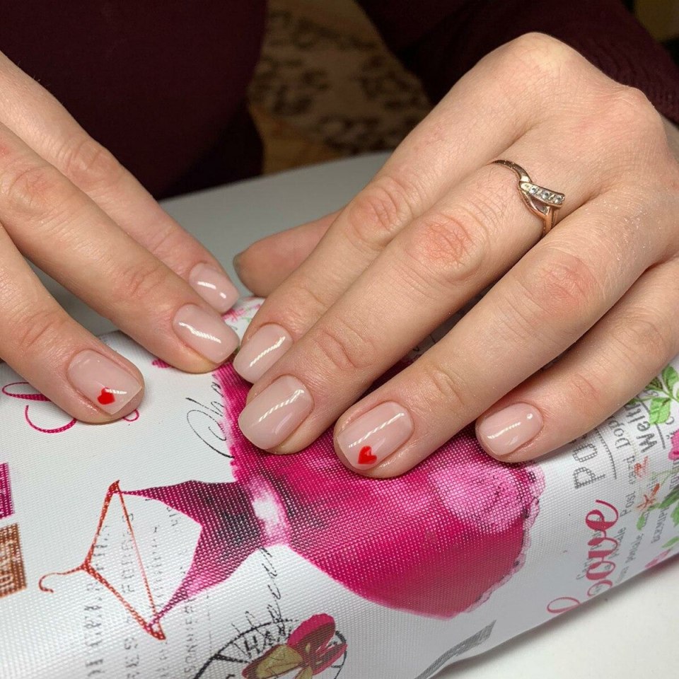 Нежно красный маникюр