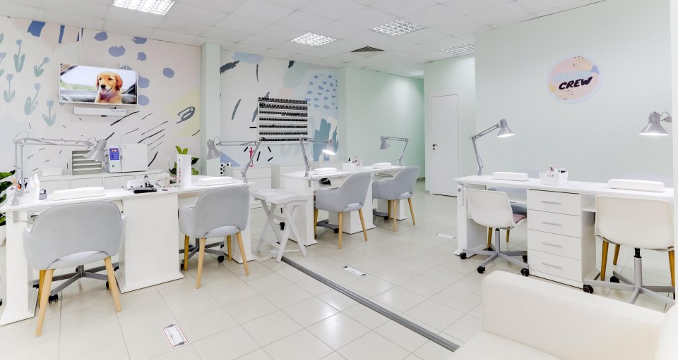 Ногти лето 2021 модные яркие с наклейками