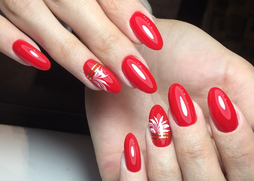 Маникюр с красным лаком комбинированный