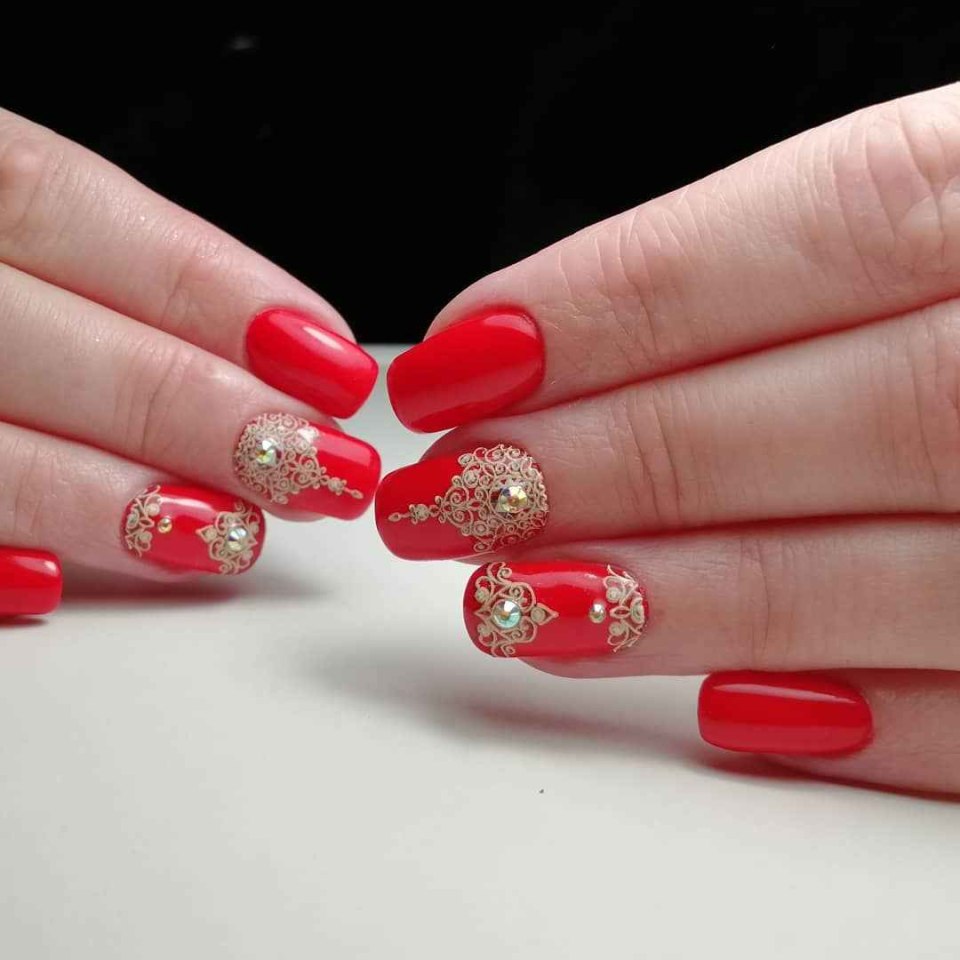 Красивые красные ногти 2021