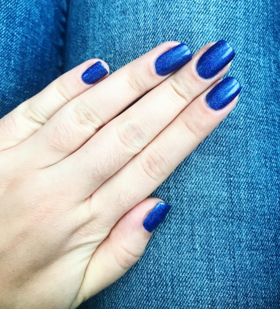 Маникюр с синими бабочками