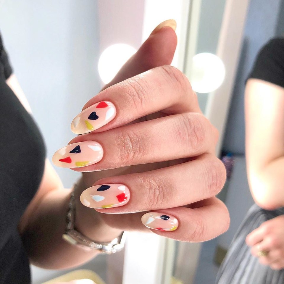 Белый маникюр на короткие квадратные ногти 2021