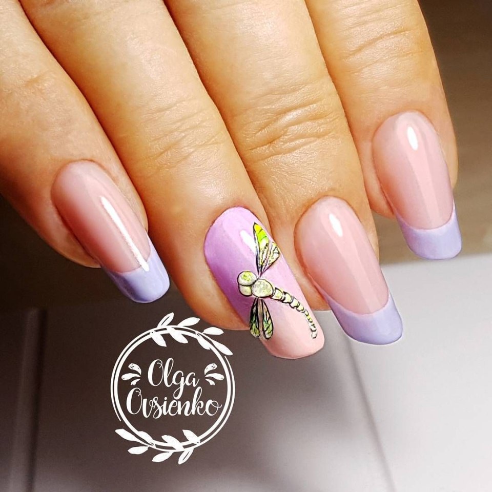 Нежный маникюр со стемпингом