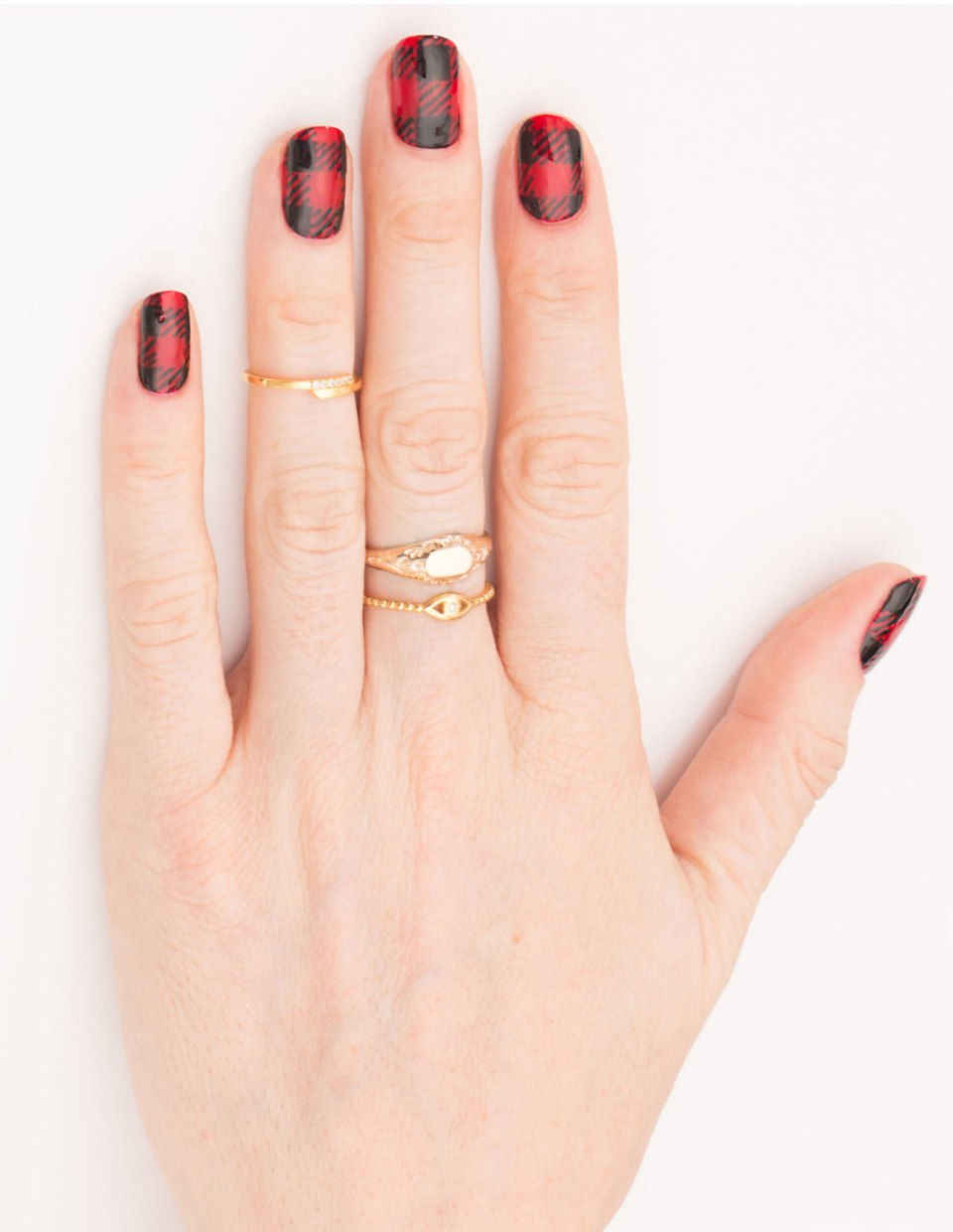 Мраморный маникюр со стразами