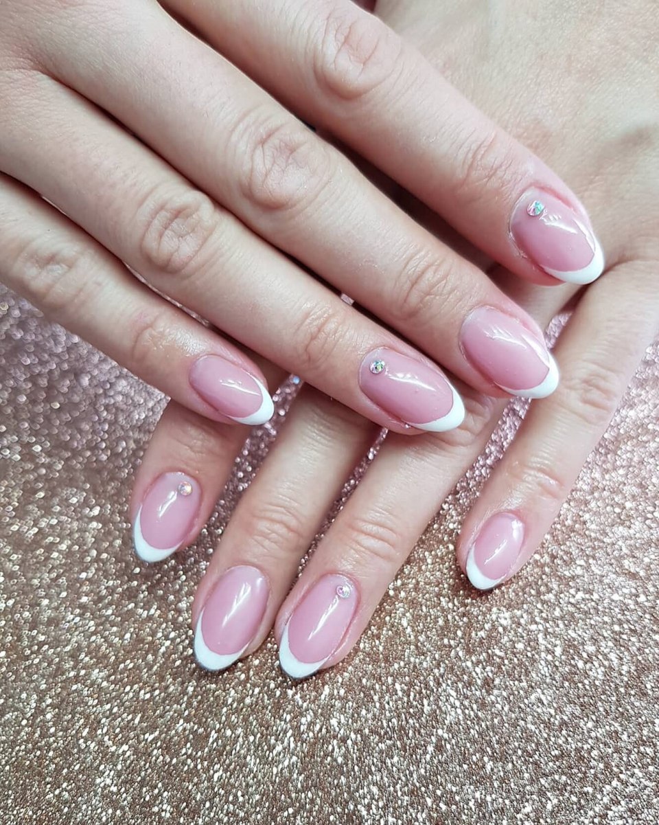 Пастельный холодный маникюр