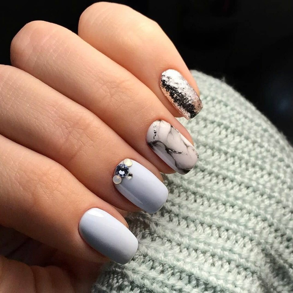 Маникюр яркий с надписями дизайн 2020