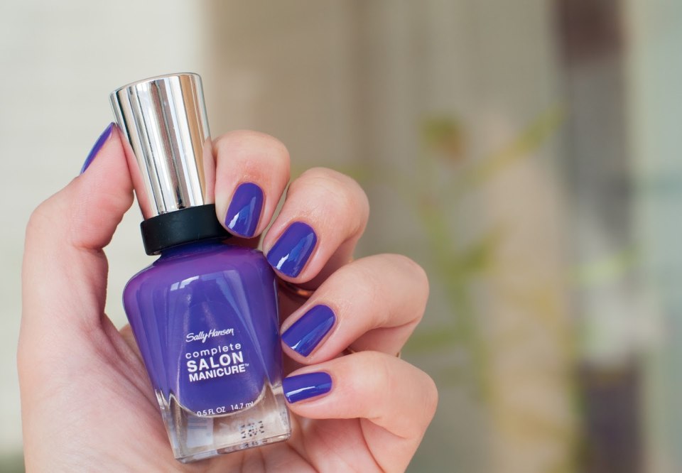 Маникюр нюд с черными точками