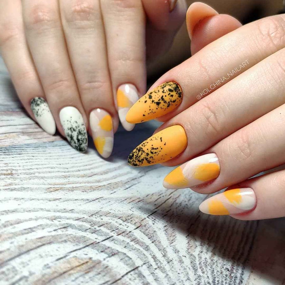 Жёлтый маникюр перепелиное яйцо