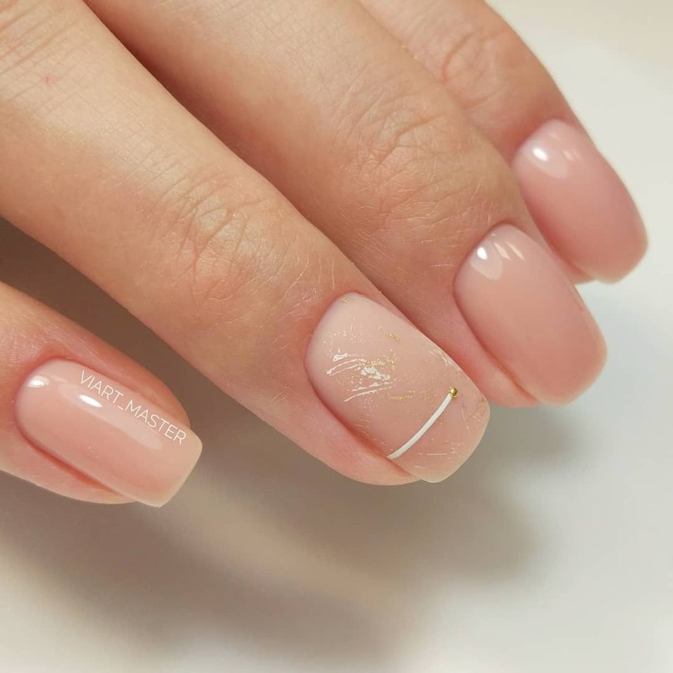 Нюдовый маникюр на короткие ногти