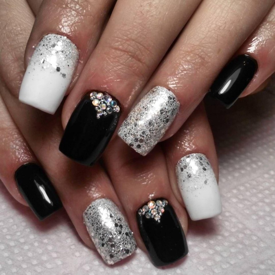 Маникюр бежевый с блестками