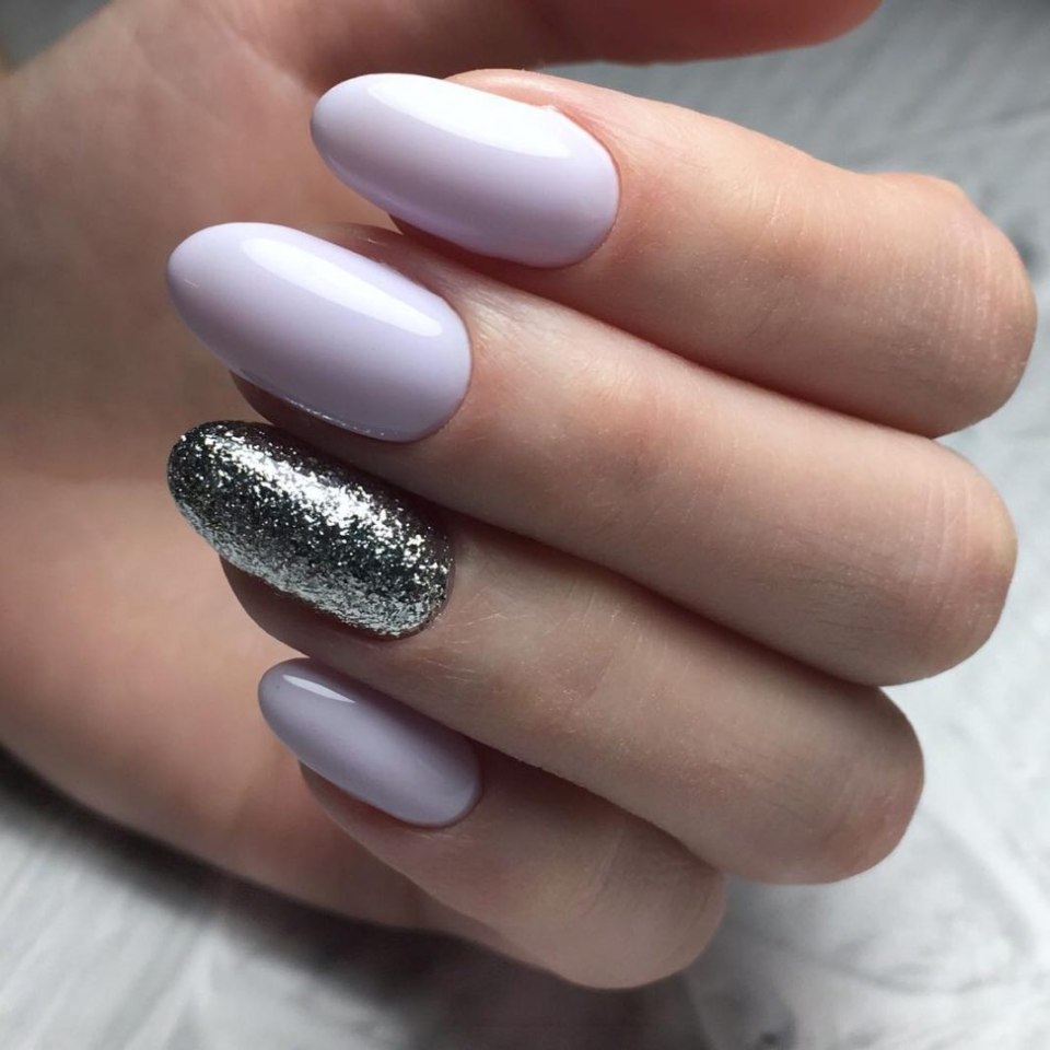 Молочный маникюр новогодний 2021