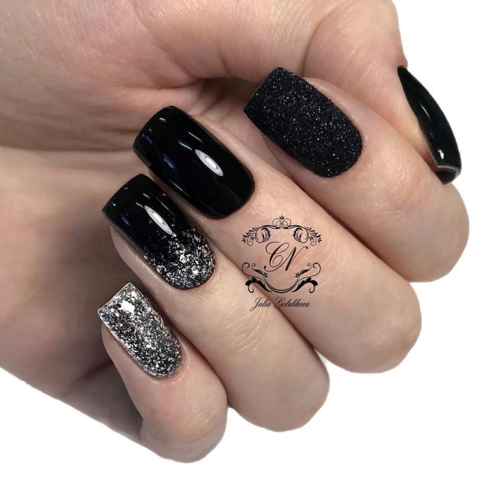 Маникюр на короткие ногти бежевый с черным