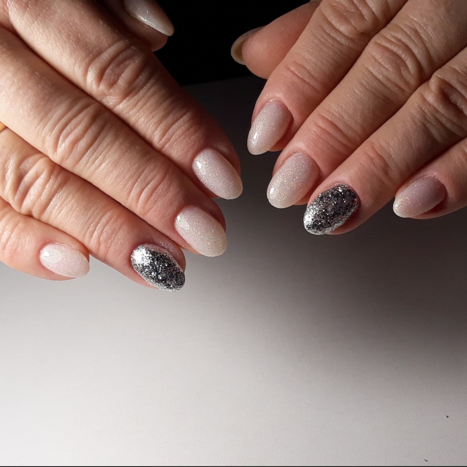 Маникюр молочный с черным