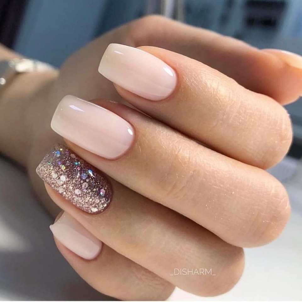 Белый маникюр с блемтяшкамт