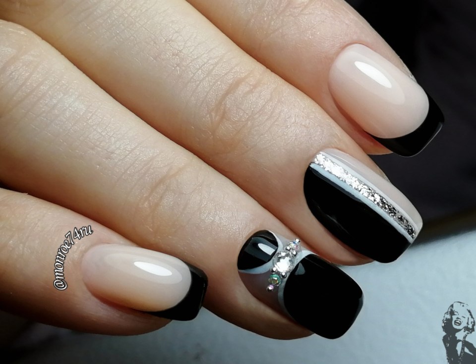 Молочный маникюр с блестками