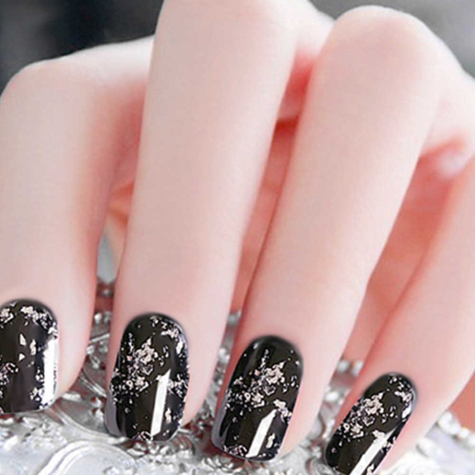 Маникюр на короткие белый с блестками