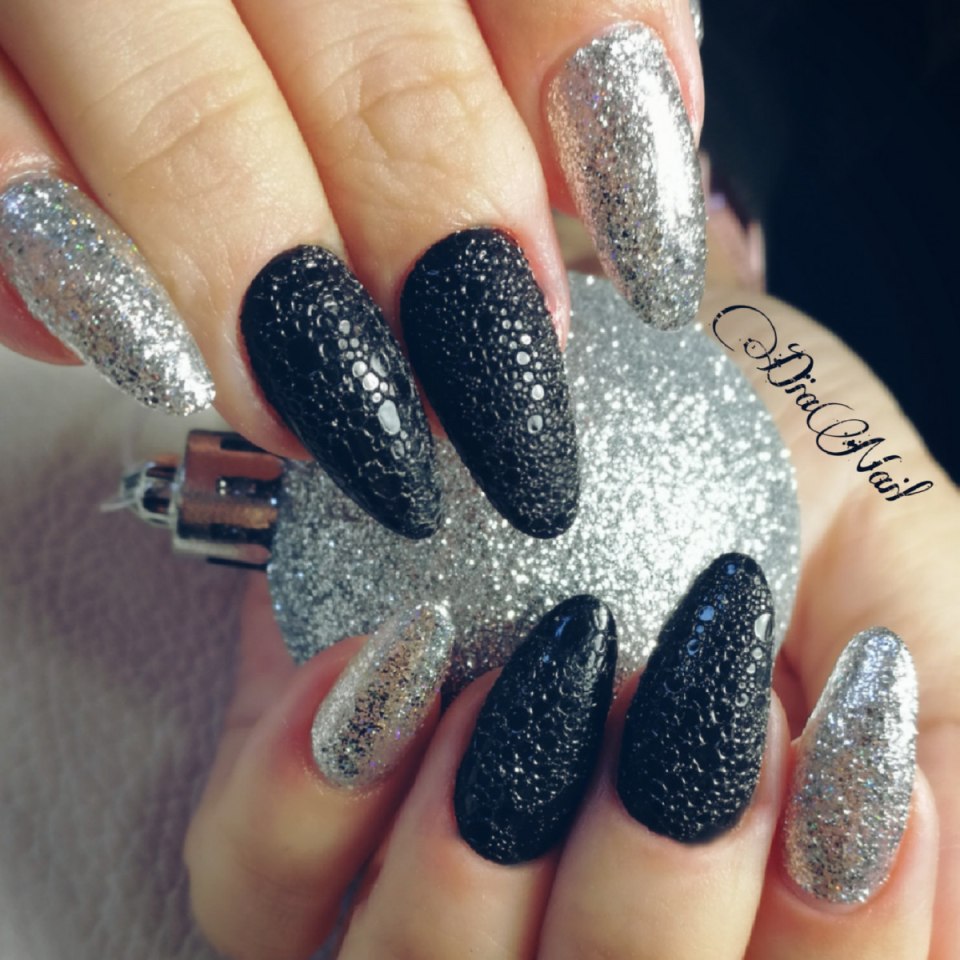 Маникюр молочный с серебряными блестками