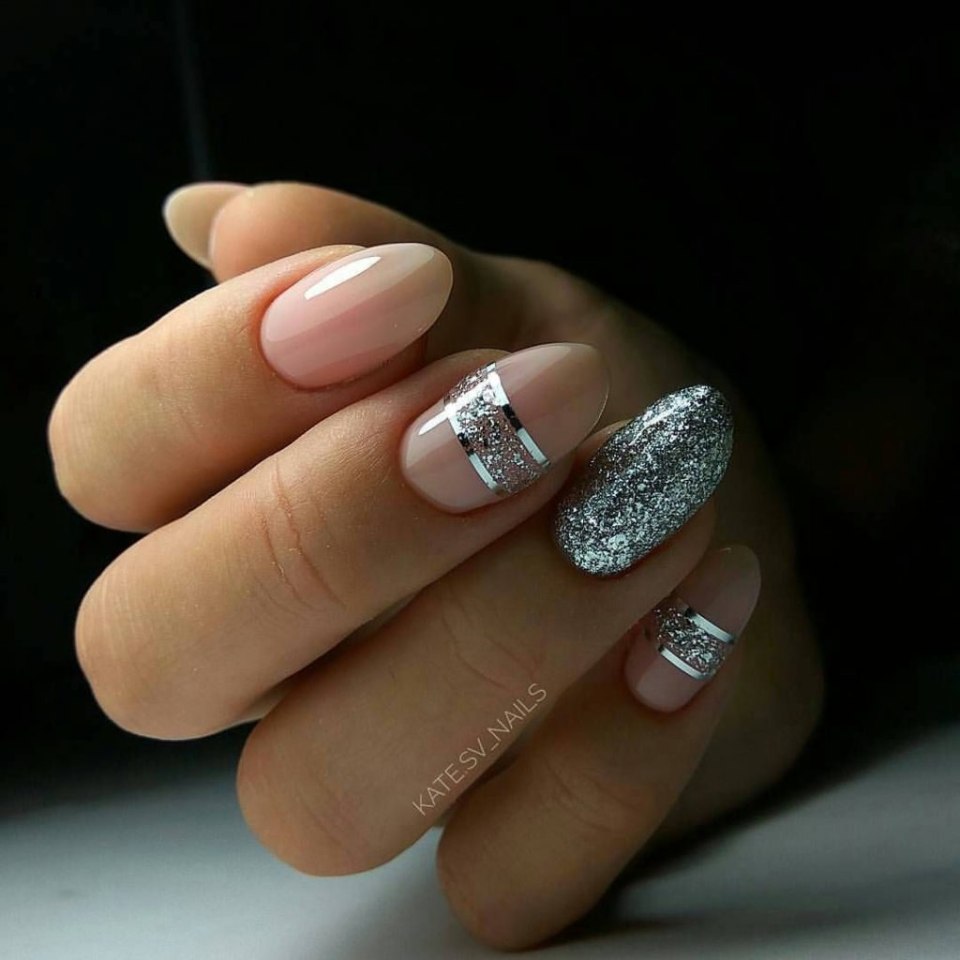 Молочный маникюр с блестками