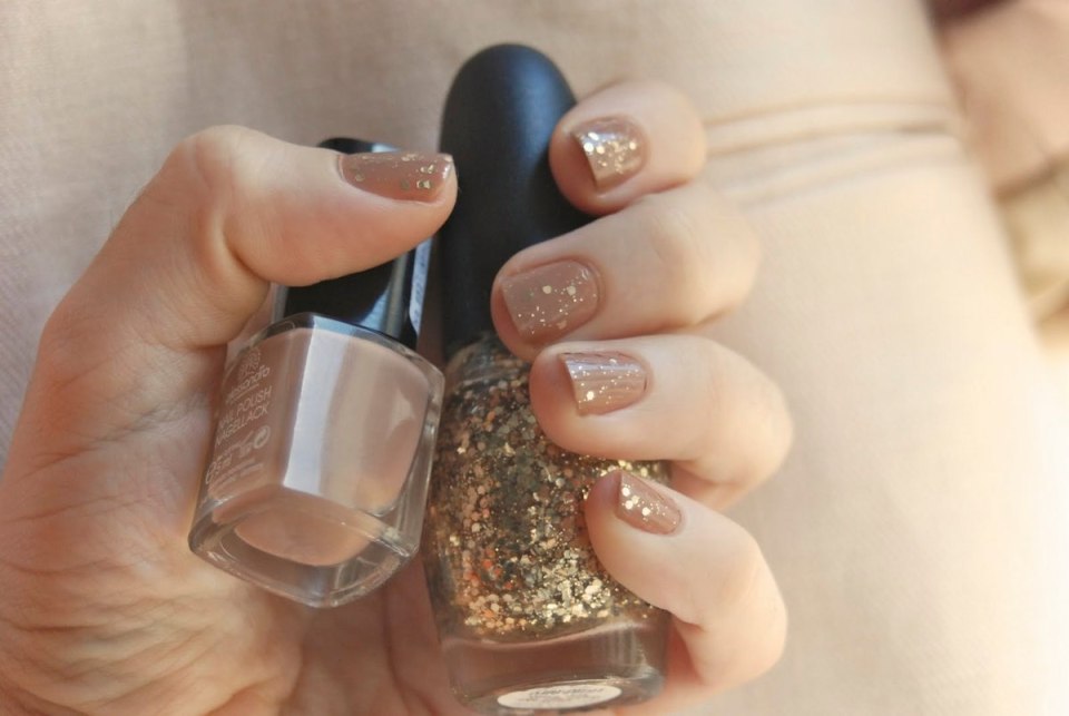 Молочный маникюр с блестками на кончиках